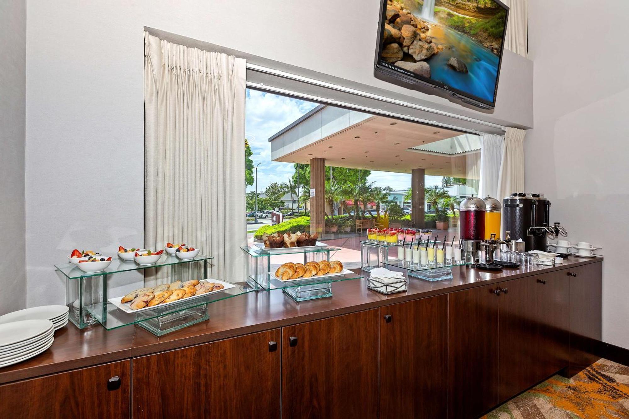 Doubletree By Hilton Whittier Hotel Exterior foto